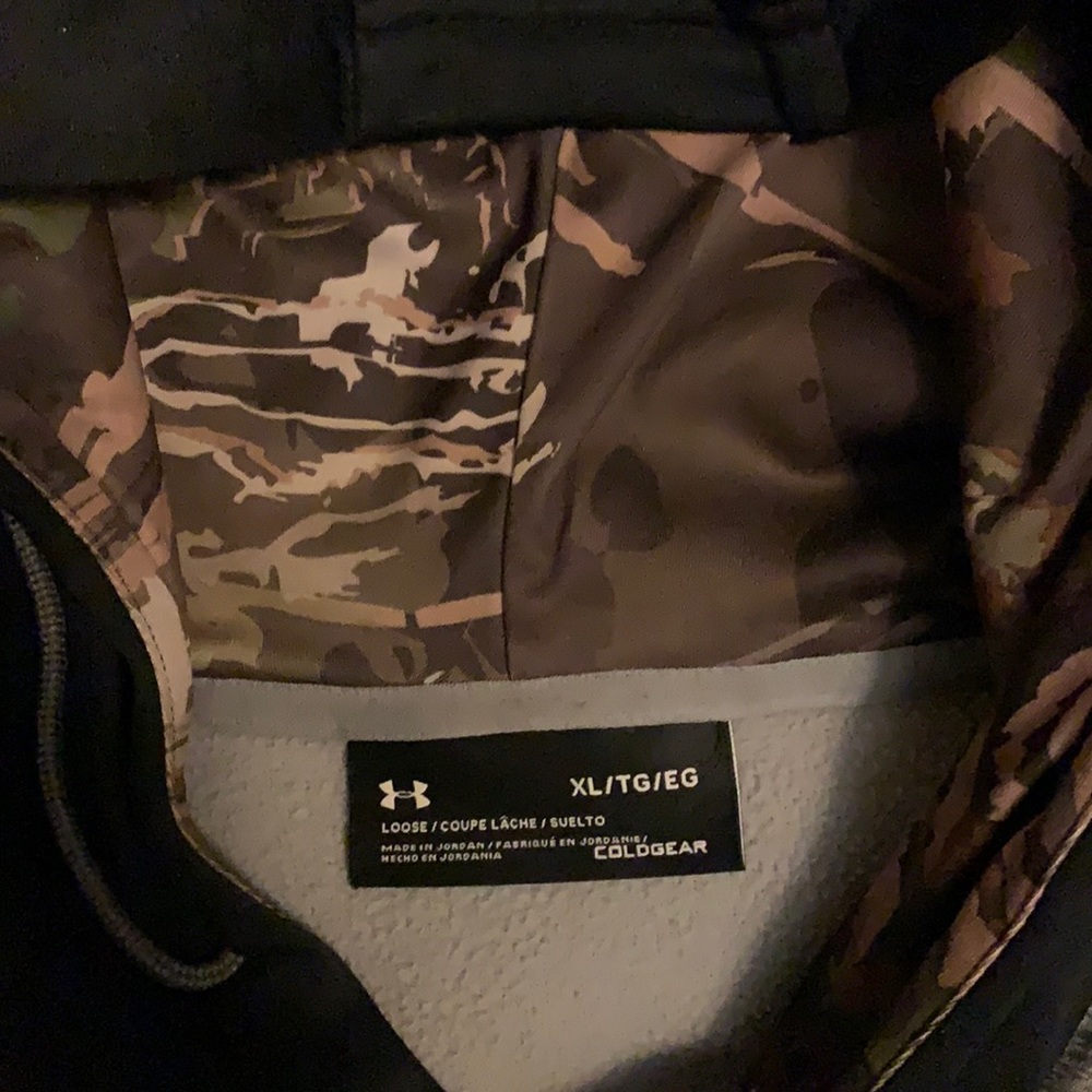 I’m selling my XL under armor hoodie